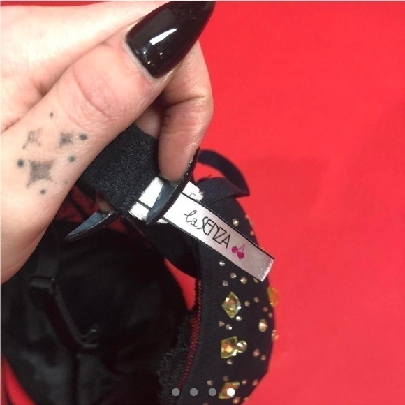 Bedazzled la senza bra 🖤🤍​​​​​​​​​​​​​​​​​​​​​​​ - Picture 4 of 4